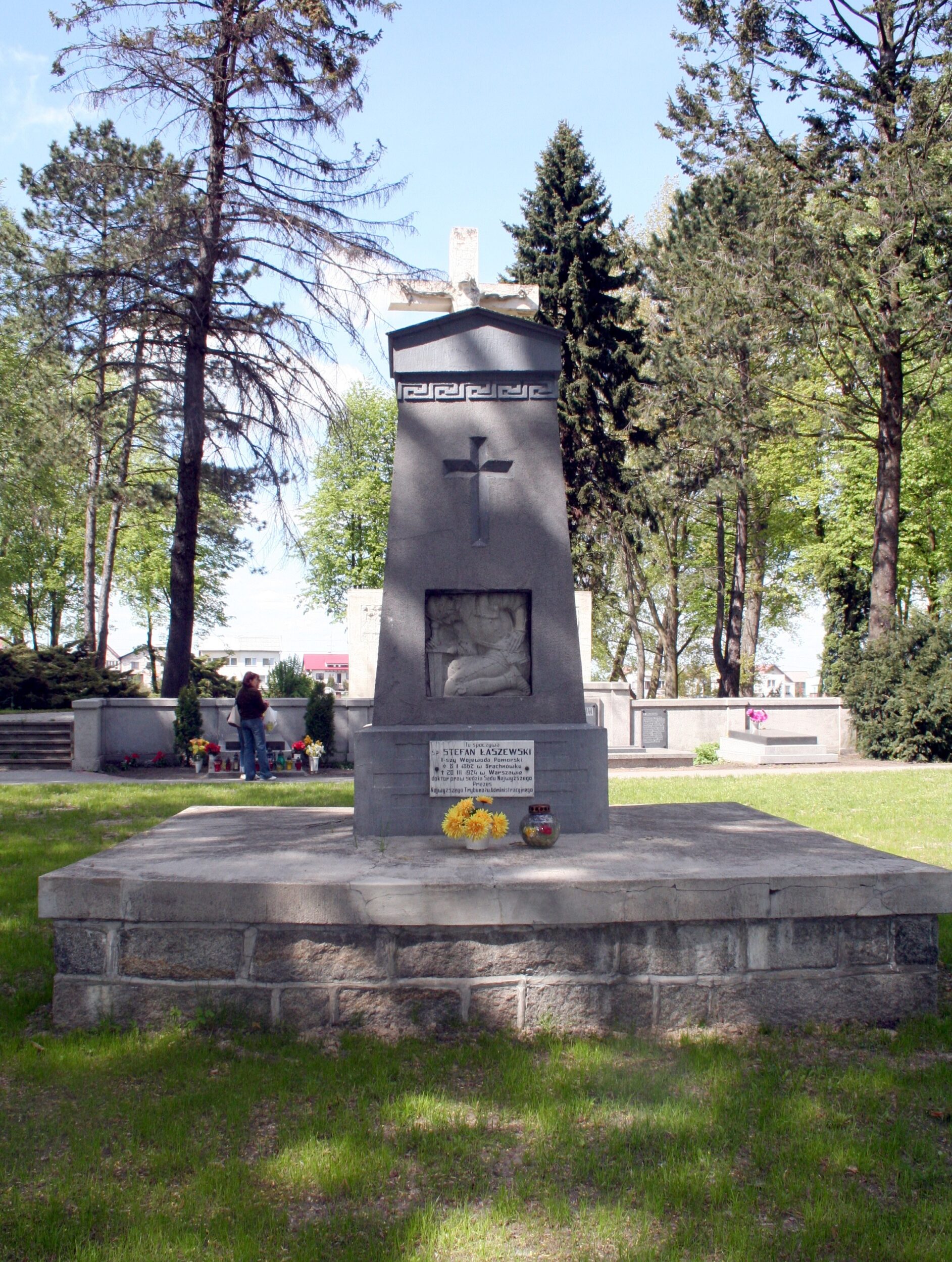 Pomnik przed renowacją (luty 2021)
